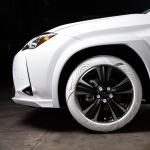 Lexus UX John Elliott x Nike AF1 2019 года